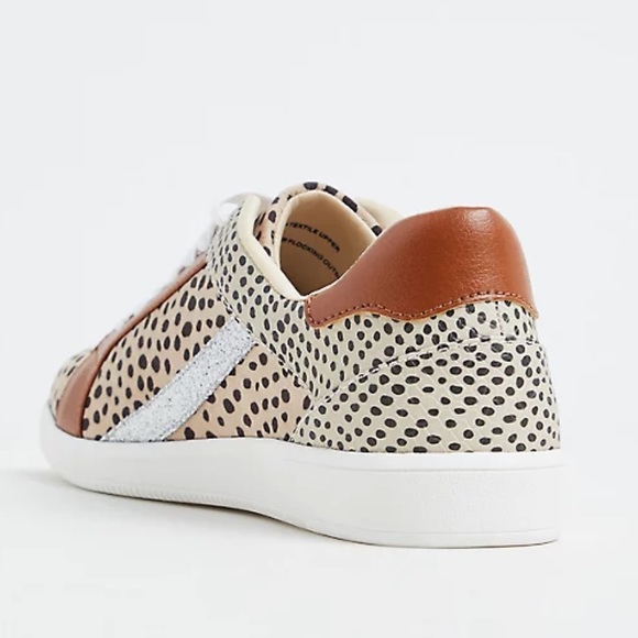 💕SOLD💕 Torrid ANIMAL PRINT MIXED MEDIA LACE-UP SNEAKER size 7 - Picture 2 of 3